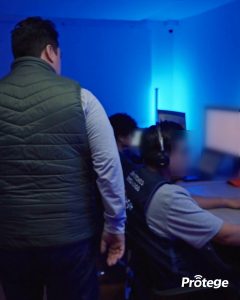 Sala de monitoreo de Protege Corp con operadores atendiendo alertas