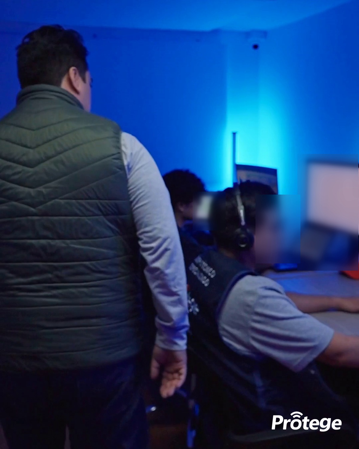Sala de monitoreo de Protege Corp con operadores atendiendo alertas