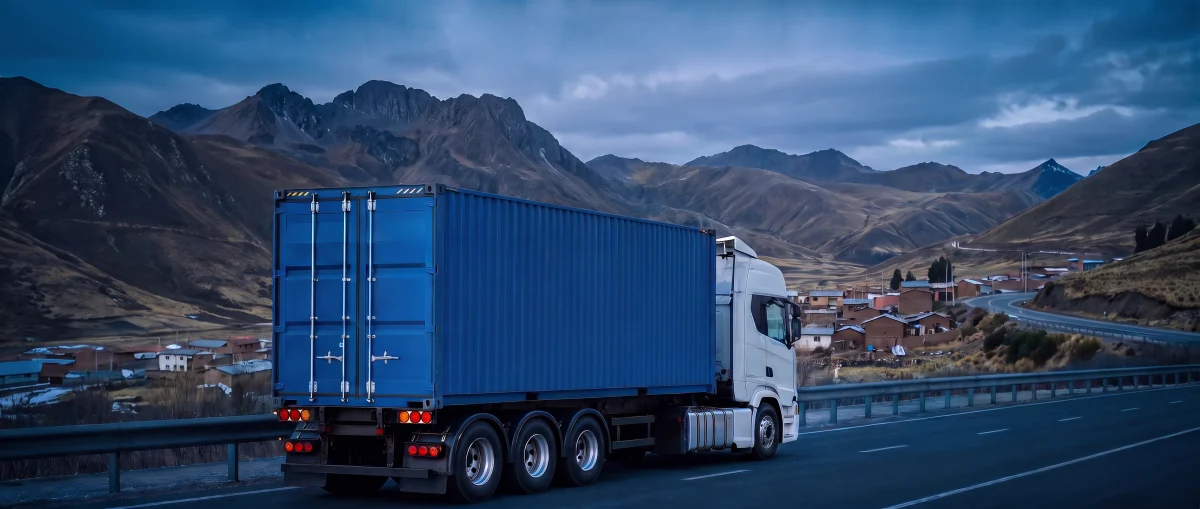 Tráiler con contenedor en ruta y paso de frontera