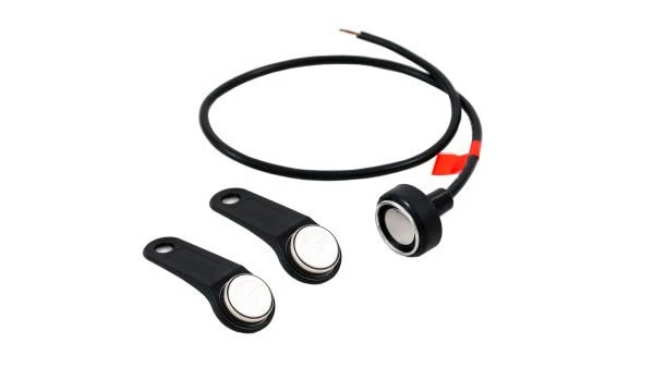 Dos llaves iButton negras con disco metálico y un lector con cable, usados para identificar al conductor