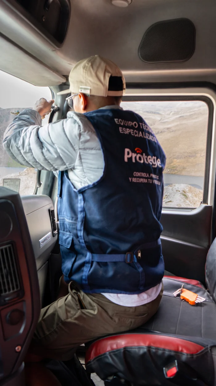 Técnico de Protege instalando GPS en cabina